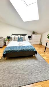 1 dormitorio con 1 cama grande con alfombra en Luxe Prime 3 Beds Apartment in Central London, en Londres