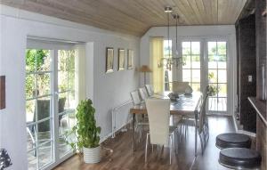 una sala da pranzo con tavolo e sedie di Gorgeous Apartment In Lang With House A Panoramic View a Langå