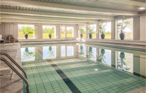 una gran piscina con azulejos verdes en un edificio en Beautiful Apartment In Tisleidalen With House A Mountain View, en Golsfjellet