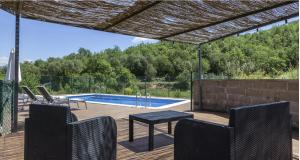 une terrasse avec une table et des chaises ainsi qu'une piscine dans l'établissement Cal Colom, à Puigreig