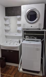 y baño con lavabo y lavadora. en Sakura Maru - Vacation STAY 60356v en Takayama