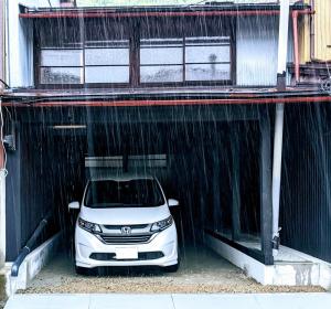 un coche blanco está aparcado en un garaje en Sakura Maru - Vacation STAY 60356v en Takayama