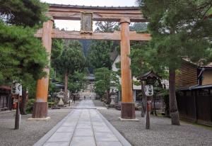 una puerta torii en un parque con una pasarela en Sakura Maru - Vacation STAY 60356v en Takayama