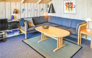 sala de estar con sofá y mesa en Beautiful Home In Bogense With Kitchen en Bogense