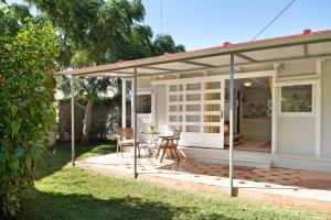 eine abgeschirmte Veranda eines Hauses mit einem Tisch und Stühlen in der Unterkunft Casa Solara - Zahora in Zahora
