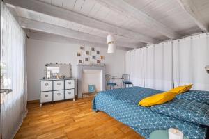 Postel nebo postele na pokoji v ubytování Le Cyan - Charmante maison à la campagne