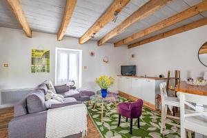 TV a/nebo společenská místnost v ubytování Le Cyan - Charmante maison à la campagne