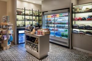 un pasillo de una tienda de comestibles con una nevera llena de bebidas en Crowne Plaza Panama, an IHG Hotel en Panamá