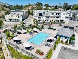 una vista aérea de la piscina de un resort en Sea Glass Villa, en Oceanside