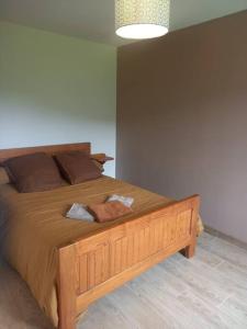 um quarto com uma cama grande e uma estrutura em madeira em Gîte - La Maldina em Oriol-en-Royans