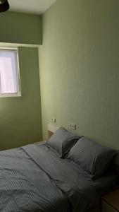 - un lit dans une chambre avec fenêtre dans l'établissement Duplex in Arinj, à Arrinj