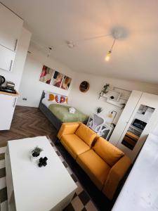 uma sala de estar com um sofá e uma cama em Private Room in Modern Shared Apartment, Each with Kitchenette, Central Birmingham em Birmingham