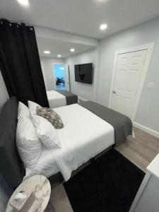 um quarto com uma cama e uma televisão num quarto em Shirley Air em Boston