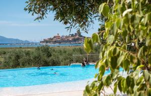 una grande piscina con persone in acqua di Gitavillage Talamone a Talamone