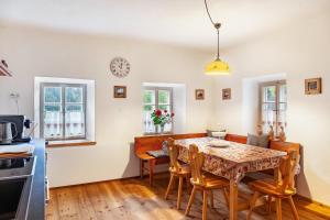 a kitchen and dining room with a table and chairs at Villa Maria Tirol in Anras