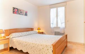 ラ・フォット・シュル・メールにあるAmazing Home In La Faute Sur Mer With 3 Bedrooms And Wifiのベッドルーム(ベッド1台、窓付)