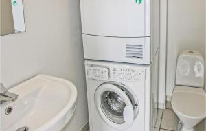 W łazience znajduje się pralka i umywalka. w obiekcie Amazing Home In Assens With 3 Bedrooms And Wifi w mieście Assens