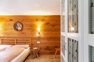 um quarto com uma cama e uma parede de madeira em Villa Maria em Anras