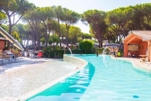 アルビニアにあるGitavillage Il Gabbianoの遊びに来た人々と一緒にリゾートのプールを利用できます。