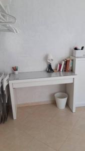 ein weißer Tisch in einem Zimmer mit Büchern darauf in der Unterkunft la maison du repos in Oulad Kerroum