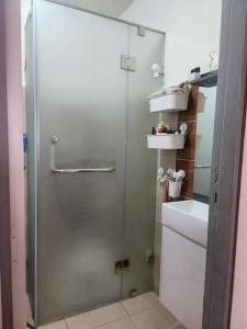 eine Dusche mit Glastür im Bad in der Unterkunft la maison du repos in Oulad Kerroum