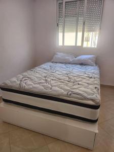 Bett in einem Zimmer mit in der Unterkunft la maison du repos in Oulad Kerroum