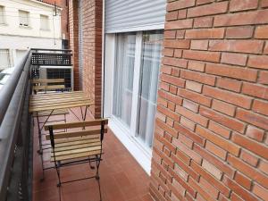 d'un balcon avec deux chaises et une fenêtre. dans l'établissement Apartament IXA-2, à Manresa