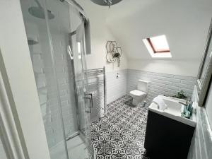 y baño con ducha, aseo y lavamanos. en Luxury Belfast Stay - Townhouse en Belfast