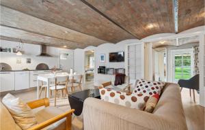 Il comprend un salon et une cuisine avec un canapé et une table. dans l'établissement Amazing Apartment In Ringkbing With Wifi, à Ringkøbing