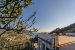 ein Haus mit Blick auf das Meer in der Unterkunft 100b - VILLA Ginestra, ampia Terrazza 120m2 vista mare, 3 camere da letto in Sestri Levante