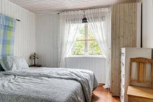 a bedroom with a bed and a window at Charming holiday home in Kungsgarden, Gastrikland in Kungsgården