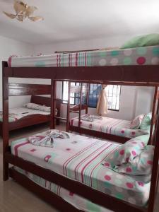 Двухъярусная кровать или двухъярусные кровати в номере CLUB CAMPESTRE EL DESPERTAR DE LAS AVES