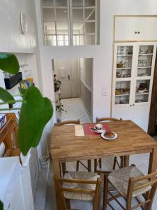 La maison des Consuls في أوكسير: مطبخ مع طاولة وكراسي في غرفة