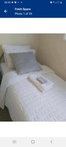 een foto van een bed met twee handdoeken erop bij Fresher Space Home Stay in Walsall