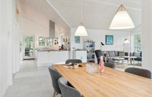 - une salle à manger et une cuisine avec une table et des chaises en bois dans l'établissement Awesome Home In Grsted With Wifi, à Græsted