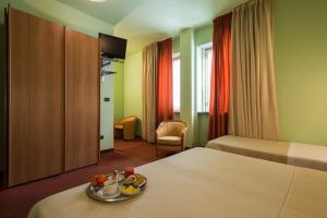 Postel nebo postele na pokoji v ubytování Hotel Lux + 37 fotografií