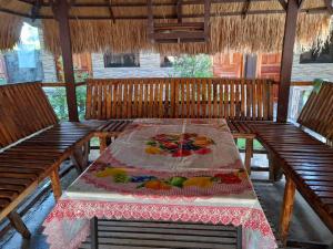 einen Tisch mit einem Tischtuch darüber in der Unterkunft Josephine's Villa - Bangar, LU (up to 15 guests) in Bangar