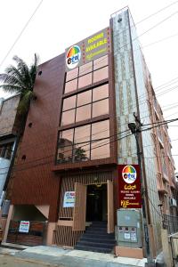 un grand bâtiment avec un escalier devant dans l'établissement Otel Feel Comfort, à Bangalore
