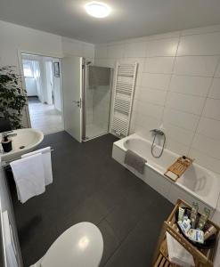 y baño con bañera, aseo y lavamanos. en Ferienwohnung an der Steinfurter Aa, en Steinfurt