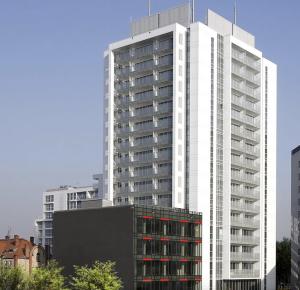 ポズナンにあるPoznań Apartments Towarowaの高い白い建物