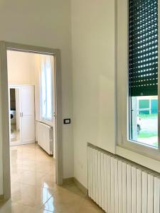 um corredor com uma grande janela numa casa em Guest House (15 min metro dal Duomo) em Milão