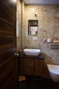 une salle de bain avec un lavabo et un miroir dans l'établissement Otel Feel Comfort, à Bangalore 58 autres photos