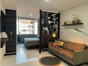 a living room with a couch and a bed at Element by Elite, departamento de lujo in Santa Cruz de la Sierra
