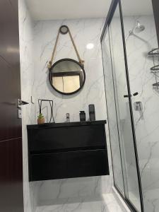 a bathroom with a black sink and a mirror at Element by Elite, departamento de lujo in Santa Cruz de la Sierra