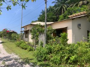 una casa sul ciglio di una strada sterrata di Casa dos Paulistas - Ilha de Boipeba a Ilha de Boipeba