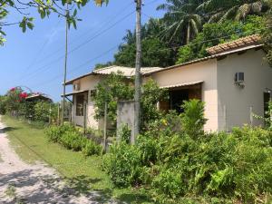una casa al lado de un camino de tierra en Casa dos Paulistas - Ilha de Boipeba, en Isla de Boipeba