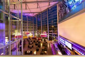 einen Blick über ein großes Gebäude mit Lobby in der Unterkunft Dorint Hotel am Dom Erfurt in Erfurt