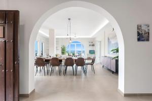 a dining room and kitchen with a table and chairs at Belgravia Club Estepona in Estepona