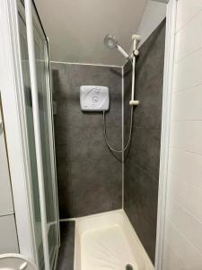 ein Bad mit einer Dusche, einem Waschbecken und einem WC in der Unterkunft Parnell Place Apartments in Dublin