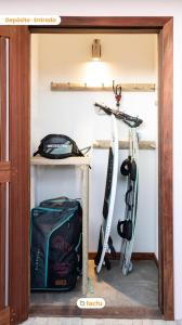 a room with skis and a bag in a room at Casa Mutana Fortim Frente Mar Kiteplace de Luxo in Maceio